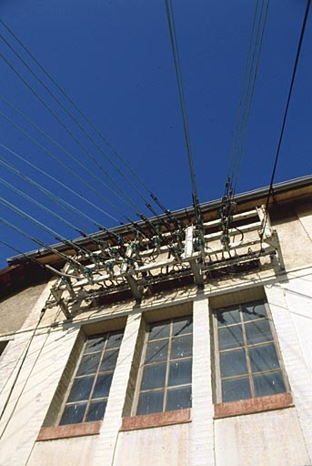 Détail du transformateur : départ de fils électriques. © Yves Sancey / Région Bourgogne-Franche-Comté, Inventaire du patrimoine - 2000