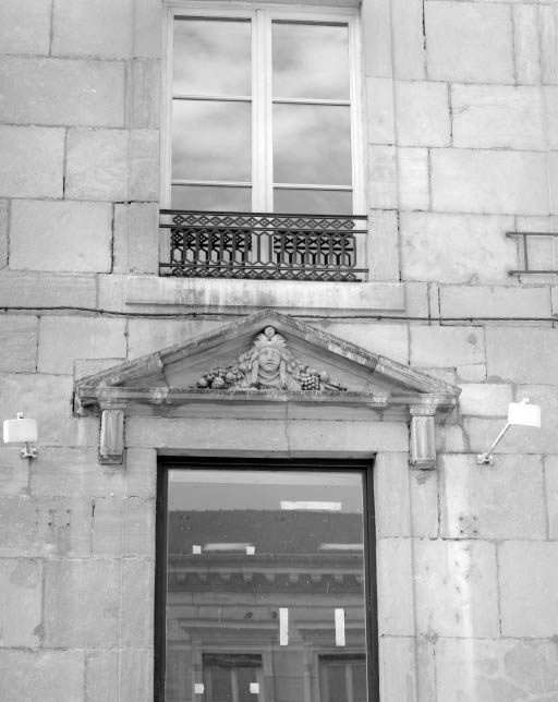 Façade sur rue, détail du fronton sur la baie centrale de la partie droite. © Yves Sancey / Région Bourgogne-Franche-Comté, Inventaire du patrimoine - 2001
