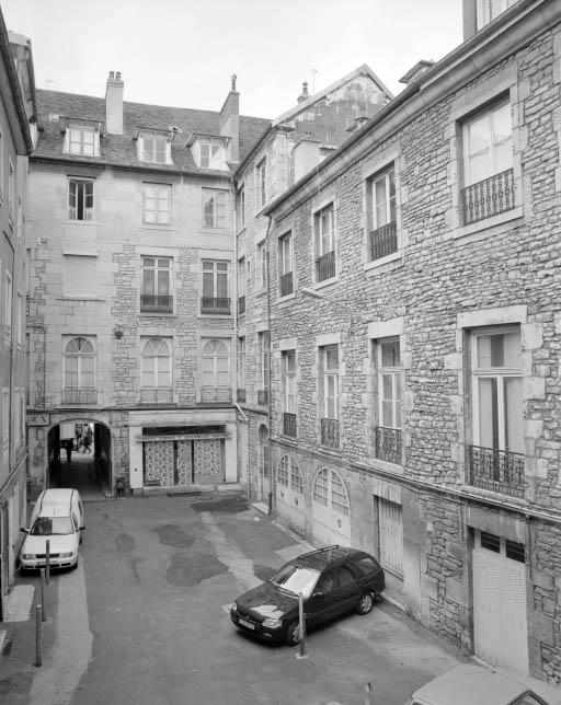 Vue de la première cour, depuis le logis sur cour : détail de l'aile des remises. © Yves Sancey / Région Bourgogne-Franche-Comté, Inventaire du patrimoine - 2001