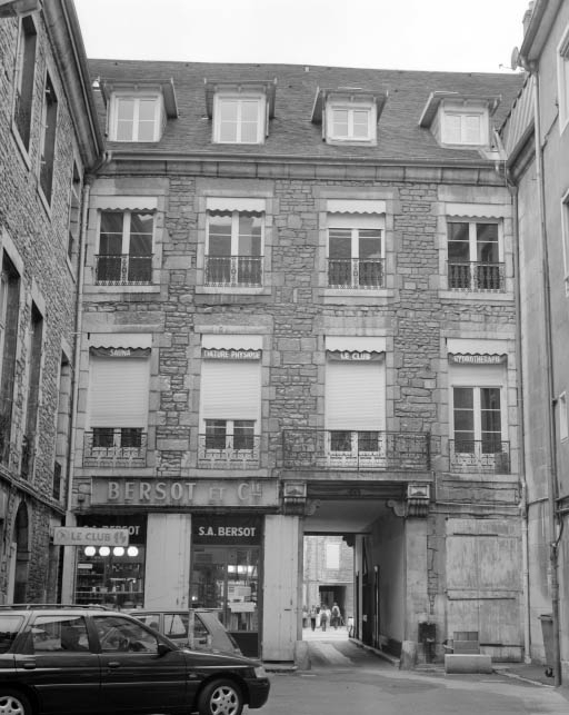 Façade antérieure du corps de logis sur cour : vue d'ensemble. © Yves Sancey / Région Bourgogne-Franche-Comté, Inventaire du patrimoine - 2001