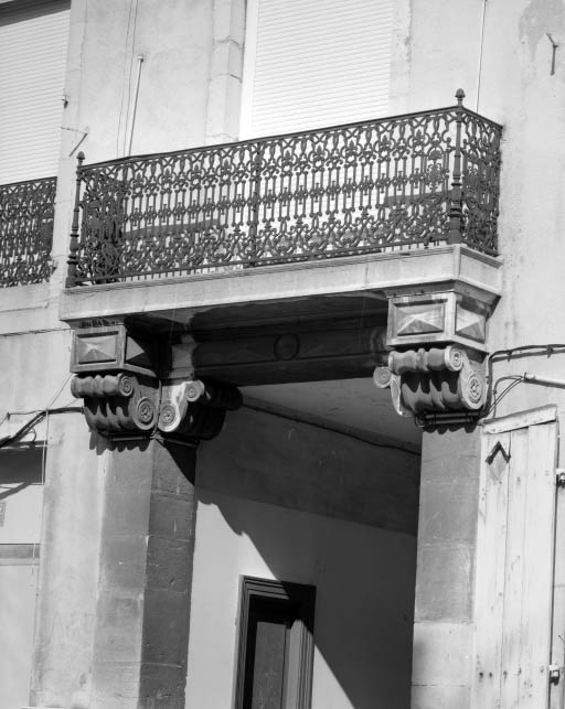 Façade postérieure du corps de logis sur cour, détail du balcon au-dessus de l'entrée cochère. © Yves Sancey / Région Bourgogne-Franche-Comté, Inventaire du patrimoine - 2001