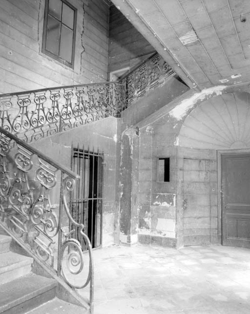 Intérieur : escalier d'honneur, vue d'ensemble en hauteur. © Yves Sancey / Région Bourgogne-Franche-Comté, Inventaire du patrimoine - 2001