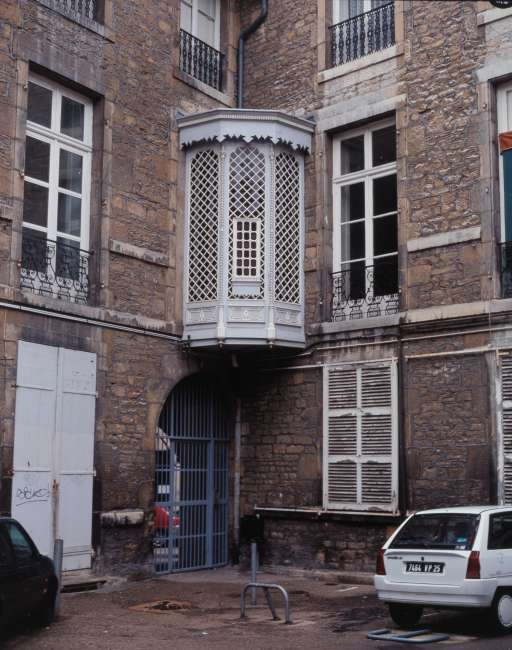 Façade antérieure sur cour : détail de l'angle gauche. © Yves Sancey / Région Bourgogne-Franche-Comté, Inventaire du patrimoine - 2001