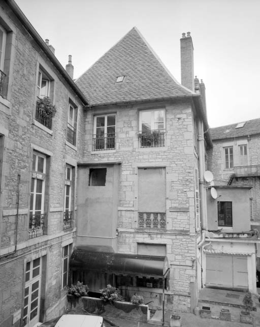 Logis sur cour : détail de l'avant-corps droit. © Yves Sancey / Région Bourgogne-Franche-Comté, Inventaire du patrimoine - 2001