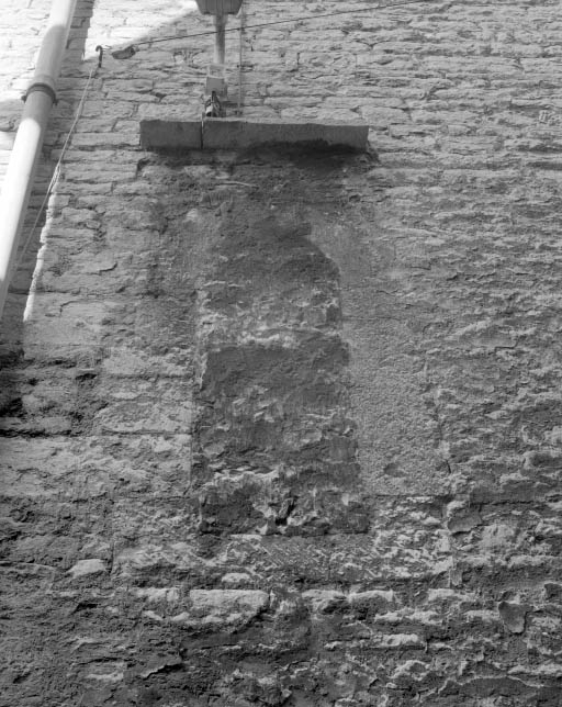 Façade latérale gauche : détail d'une baie murée. © Yves Sancey / Région Bourgogne-Franche-Comté, Inventaire du patrimoine - 2001