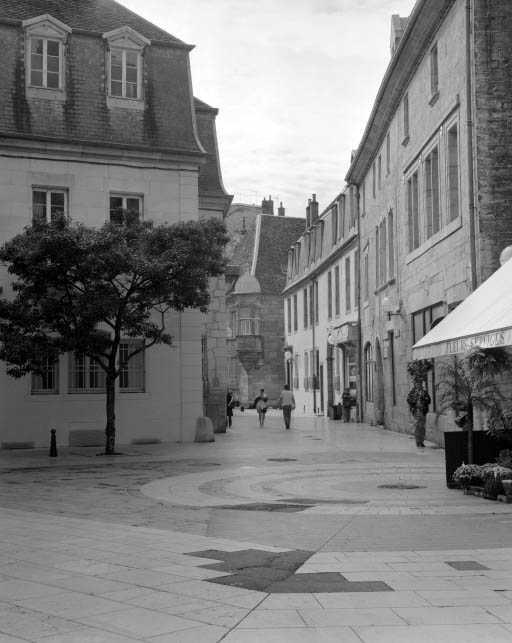 Façade sur rue de trois quarts droit, vue éloignée. © Yves Sancey / Région Bourgogne-Franche-Comté, Inventaire du patrimoine - 2001