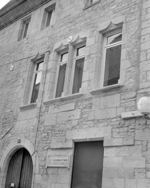 Façade sur rue, détail des baies du premier étage. © Yves Sancey / Région Bourgogne-Franche-Comté, Inventaire du patrimoine - 2001