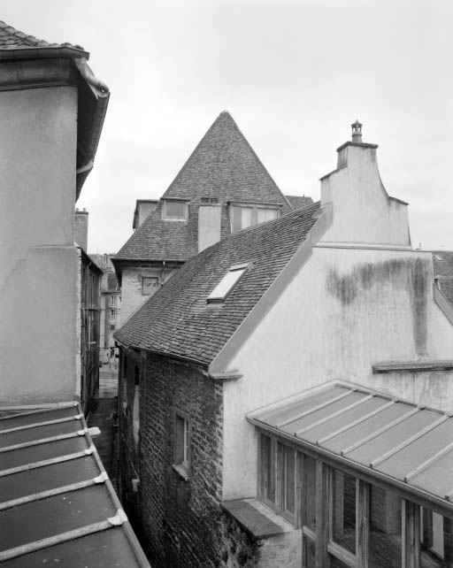 Détail des toitures des corps de bâtiments droits, depuis la rue du Loup. © Yves Sancey / Région Bourgogne-Franche-Comté, Inventaire du patrimoine - 2001