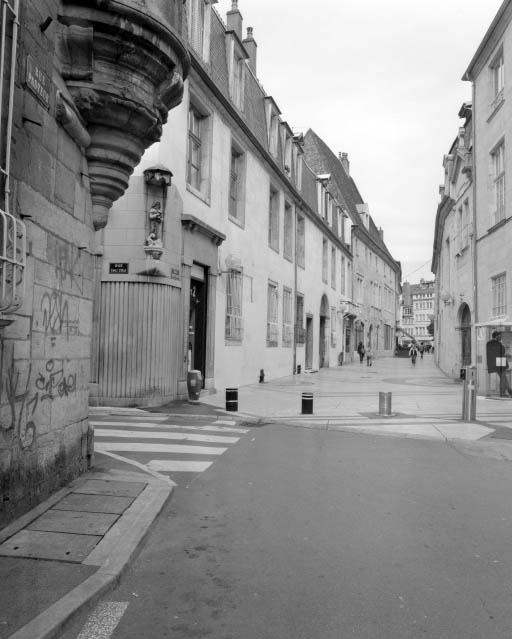 Vue d'ensemble de la façade sur rue, de trois quarts gauche. © Yves Sancey / Région Bourgogne-Franche-Comté, Inventaire du patrimoine - 2001