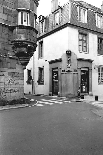 Vue éloignée de l'angle gauche de l'édifice, entre rue Pasteur et rue Emile Zola. © Yves Sancey / Région Bourgogne-Franche-Comté, Inventaire du patrimoine - 2001
