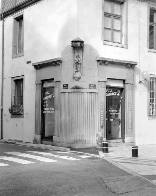 Détail de l'angle gauche de l'édifice, entre rue Pasteur et rue Emile Zola. © Yves Sancey / Région Bourgogne-Franche-Comté, Inventaire du patrimoine - 2001