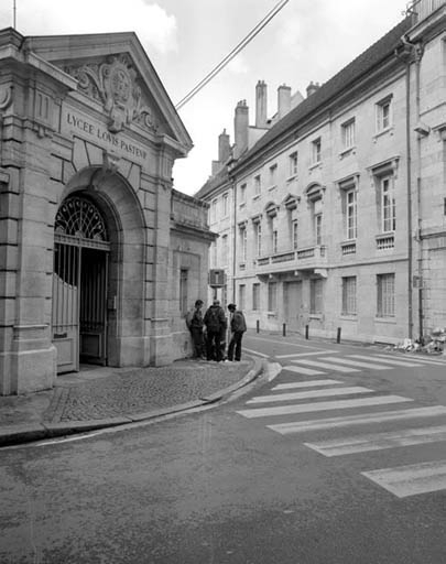 Vue d'ensemble de la façade sur rue, de trois quarts droit. © Yves Sancey / Région Bourgogne-Franche-Comté, Inventaire du patrimoine - 2001