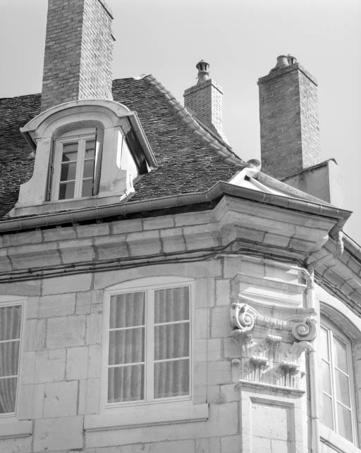 Détail du chapiteau à l'angle de la maison. © Jérôme Mongreville / Région Bourgogne-Franche-Comté, Inventaire du patrimoine - 2001