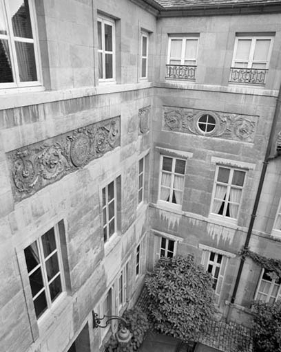 Façade sur cour depuis l'avant-corps gauche. © Yves Sancey / Région Bourgogne-Franche-Comté, Inventaire du patrimoine - 2001