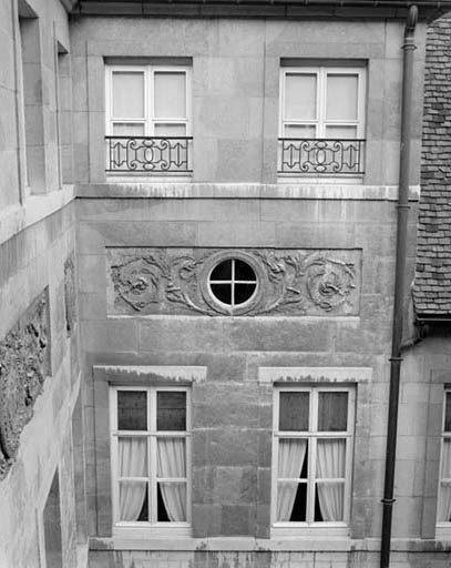 Façade sur cour : détail des décors de l'avant-corps droit. © Yves Sancey / Région Bourgogne-Franche-Comté, Inventaire du patrimoine - 2001