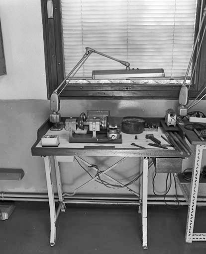 Vue d'ensemble d'une machine à débruter et de son four à résistance. © Jérôme Mongreville / Région Bourgogne-Franche-Comté, Inventaire du patrimoine - 2001