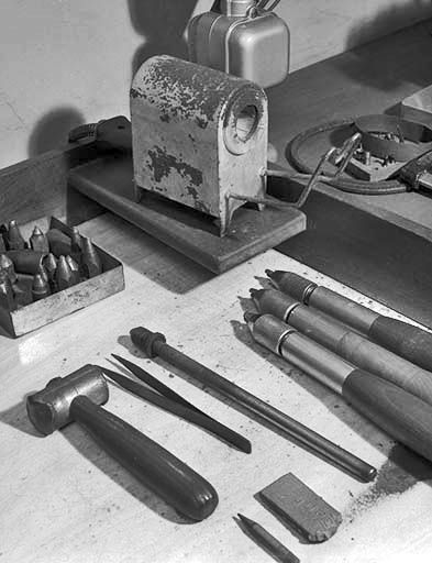 Four à résistance Portius.De gauche à droite, marteau pour désaxer la poupée fixe du tour, pince pour tenir le diamant, bâtons destinés à porter le second diamant. En haut à gauche, mandrins pour la fixation du diamant sur le tour. © Jérôme Mongreville / Région Bourgogne-Franche-Comté, Inventaire du patrimoine - 2001