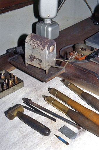 Four à résistance Portius.De gauche à droite, marteau pour désaxer la poupée fixe du tour, pince pour tenir le diamant, bâtons destinés à porter le second diamant. En haut à gauche, mandrins pour la fixation du diamant sur le tour. © Jérôme Mongreville / Région Bourgogne-Franche-Comté, Inventaire du patrimoine - 2001