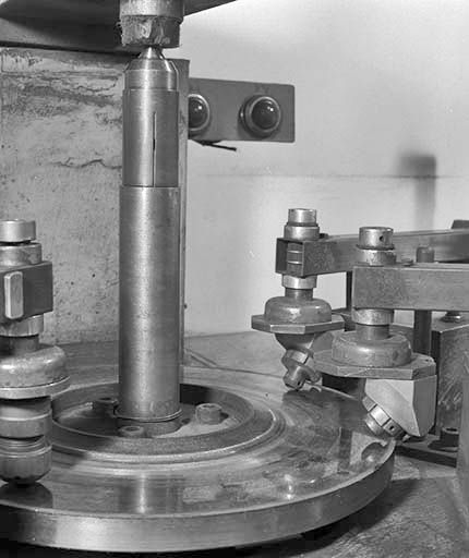 Tête des pinces mécaniques (tenailles de lapidaire) et meule. © Jérôme Mongreville / Région Bourgogne-Franche-Comté, Inventaire du patrimoine - 2001