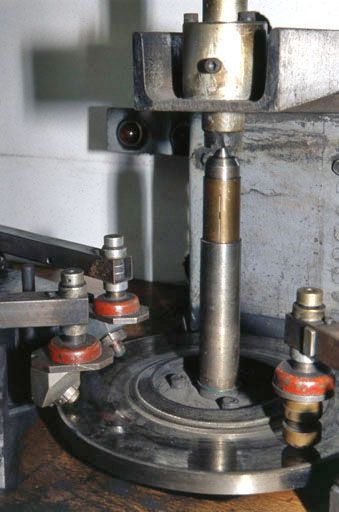 Tête des pinces mécaniques (tenailles de lapidaire) et meule. © Jérôme Mongreville / Région Bourgogne-Franche-Comté, Inventaire du patrimoine - 2001