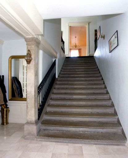 L'escalier menant au premier étage, vue de face. © Yves Sancey / Région Bourgogne-Franche-Comté, Inventaire du patrimoine - 2001