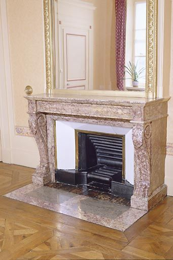 Vue de trois quarts. © Yves Sancey / Région Bourgogne-Franche-Comté, Inventaire du patrimoine - 2001 Vue de trois quarts. © Yves Sancey / Région Bourgogne-Franche-Comté, Inventaire du patrimoine - 2001