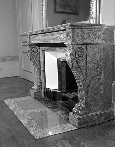 Le manteau vu de trois quarts. © Yves Sancey / Région Bourgogne-Franche-Comté, Inventaire du patrimoine - 2001 Le manteau vu de trois quarts. © Yves Sancey / Région Bourgogne-Franche-Comté, Inventaire du patrimoine - 2001