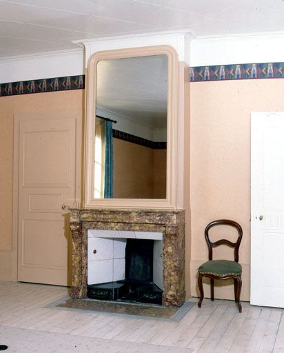 La cheminée de la chambre n° 19. © Yves Sancey / Région Bourgogne-Franche-Comté, Inventaire du patrimoine - 2001