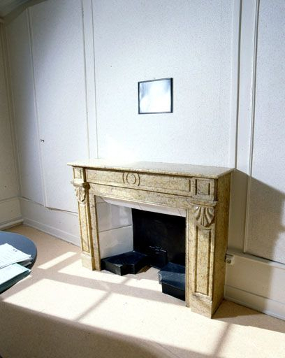 La cheminée de la chambre n° 16. © Yves Sancey / Région Bourgogne-Franche-Comté, Inventaire du patrimoine - 2001