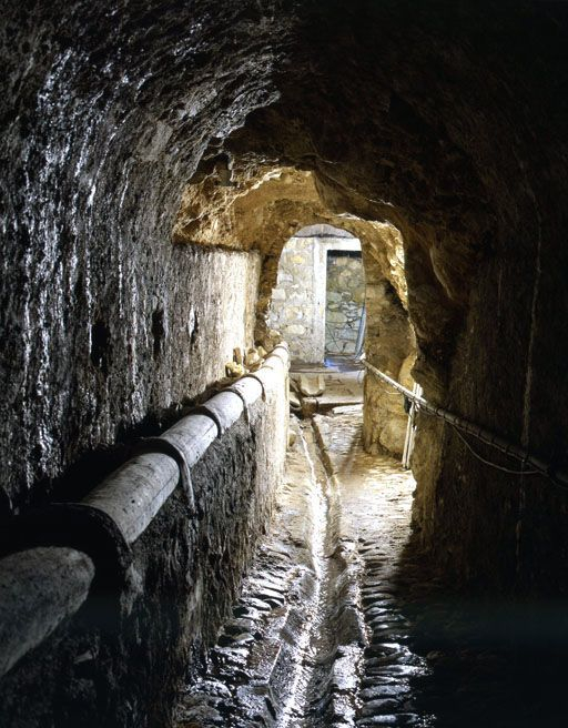 Conduit hydraulique des infirmeries vu depuis la source. © Yves Sancey / Région Bourgogne-Franche-Comté, Inventaire du patrimoine - 2001