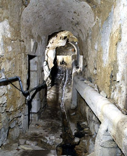 Conduit hydraulique des infirmeries vu depuis l'entrée. © Yves Sancey / Région Bourgogne-Franche-Comté, Inventaire du patrimoine - 2001