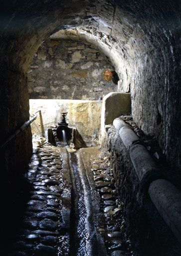 Conduit hydraulique des infirmeries, vue de la source. © Yves Sancey / Région Bourgogne-Franche-Comté, Inventaire du patrimoine - 2001