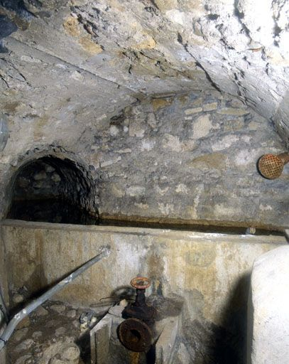 Conduit hydraulique des infirmeries, vue de la source. © Yves Sancey / Région Bourgogne-Franche-Comté, Inventaire du patrimoine - 2001