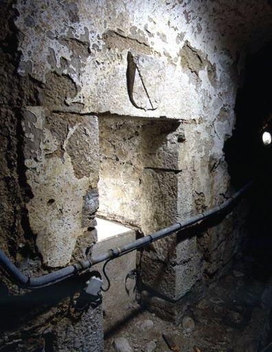 Bassin dans le conduit hydraulique des infirmeries, vu de trois quarts. © Yves Sancey / Région Bourgogne-Franche-Comté, Inventaire du patrimoine - 2001