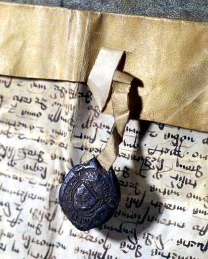 Sceau de l'infirmier Pierre Morel pendu à une charte de 1424. © Yves Sancey / Région Bourgogne-Franche-Comté, Inventaire du patrimoine - 2001