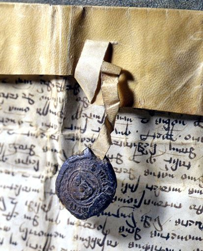 Sceau de l'infirmier Pierre Morel pendu à une charte de 1424. © Yves Sancey / Région Bourgogne-Franche-Comté, Inventaire du patrimoine - 2001