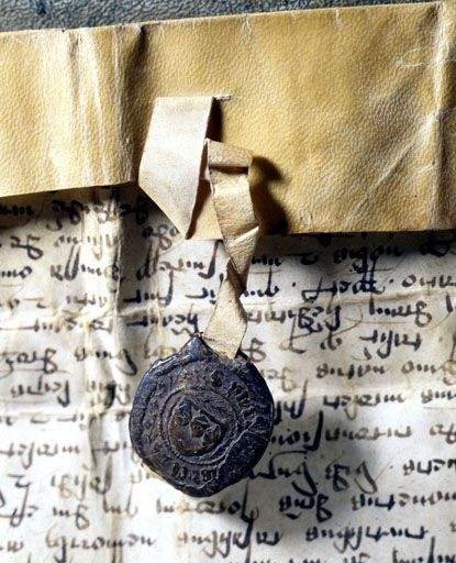 Sceau de l'infirmier Pierre Morel pendu à une charte de 1424. © Yves Sancey / Région Bourgogne-Franche-Comté, Inventaire du patrimoine - 2001