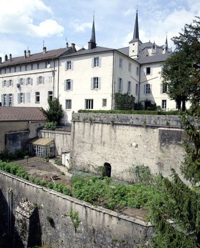 Vue générale des façades postérieures. © Yves Sancey / Région Bourgogne-Franche-Comté, Inventaire du patrimoine - 2001