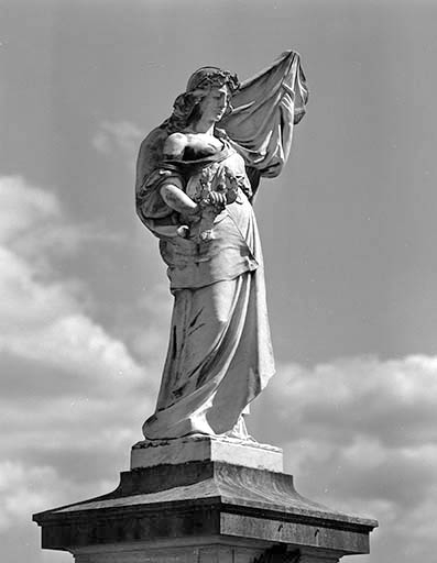 La statue, de trois quarts. © Jérôme Mongreville / Région Bourgogne-Franche-Comté, Inventaire du patrimoine - 2001