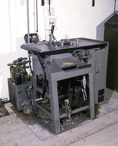 Vue d'ensemble, de trois quarts gauche. Système de refroidissement visible à l'arrière, à gauche. © Jérôme Mongreville / Région Bourgogne-Franche-Comté, Inventaire du patrimoine - 2001