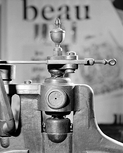 Partie supérieure de la vis, avec le système de transmission du mouvement du barreau. © Jérôme Mongreville / Région Bourgogne-Franche-Comté, Inventaire du patrimoine - 2001