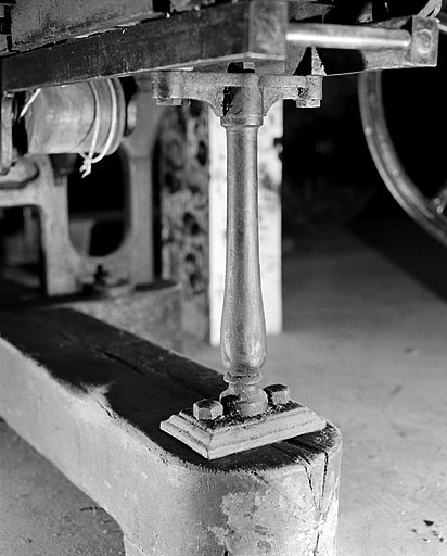 Détail du pied soutenant les rails du chariot. © Jérôme Mongreville / Région Bourgogne-Franche-Comté, Inventaire du patrimoine - 2001