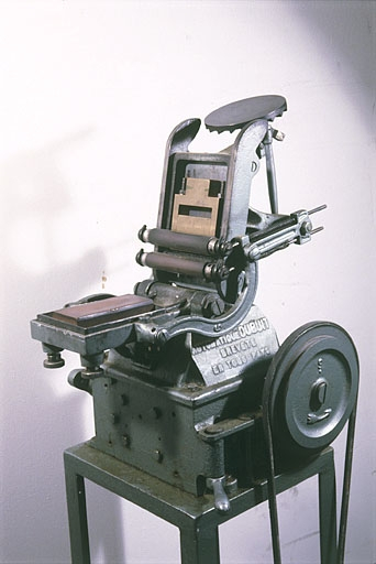 De gauche à droite : platine, rouleaux encreurs, marbre et table d'encrage (soleil). © Jérôme Mongreville / Région Bourgogne-Franche-Comté, Inventaire du patrimoine - 2001