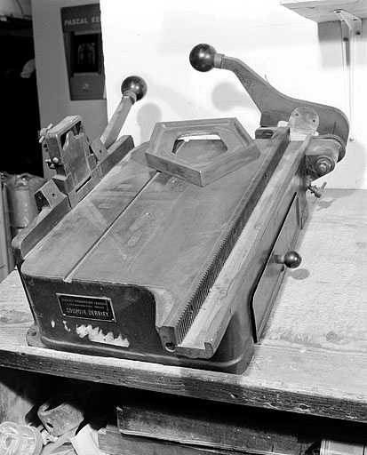 Vue d'ensemble. Guide pentagonal entre le "couteau-rabot" pour les coupes obliques, à gauche, et le "couteau-guillotine" pour les coupes de longueur, à droite. © Jérôme Mongreville / Région Bourgogne-Franche-Comté, Inventaire du patrimoine - 2001