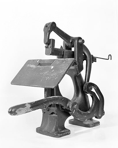 Première agrafeuse : agrafeuse à cheval. © Jérôme Mongreville / Région Bourgogne-Franche-Comté, Inventaire du patrimoine - 2001
