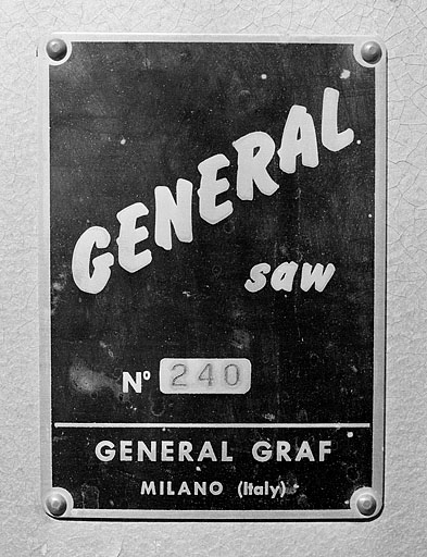 Plaque du constructeur. © Jérôme Mongreville / Région Bourgogne-Franche-Comté, Inventaire du patrimoine - 2001