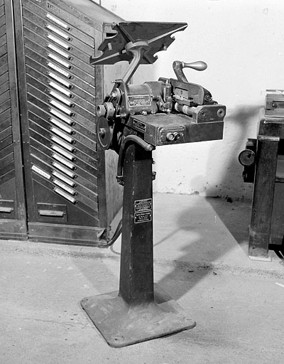 Vue d'ensemble d'une machine. Le support des lignes-blocs ("lutrin") est monté à l'envers (inclinaison vers l'arrière et non vers l'avant). © Jérôme Mongreville / Région Bourgogne-Franche-Comté, Inventaire du patrimoine - 2001