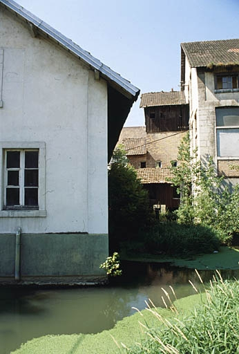 Retenue de prise d'eau sur le canal et bâtiment d'eau. © Yves Sancey / Région Bourgogne-Franche-Comté, Inventaire du patrimoine - 2001 Retenue de prise d'eau sur le canal et bâtiment d'eau. © Yves Sancey / Région Bourgogne-Franche-Comté, Inventaire du patrimoine - 2001