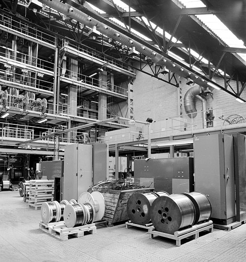 Atelier d'émaillage : bobine de cuivre en attente de traitement. © Yves Sancey / Région Bourgogne-Franche-Comté, Inventaire du patrimoine - 2001