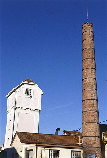 Réservoir industriel et cheminée depuis le sud-ouest. © Jérôme Mongreville / Région Bourgogne-Franche-Comté, Inventaire du patrimoine - 2001